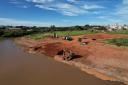 Prefeito e Superintendente da Saev Ambiental visitam obra de desassoreamento na Represa Municipal