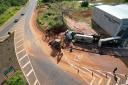  Saev Ambiental trabalha para conter óleo que vazou de caminhão tombado na Péricles Bellini